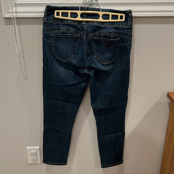 Guess Capris. W27. Good condition. - Picture 2 of 4
